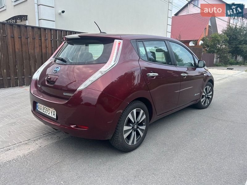 Хэтчбек Nissan Leaf 2016 в Святопетровское