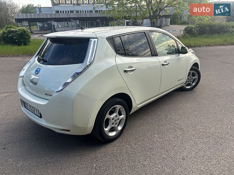 Хэтчбек Nissan Leaf 2012 в Южноукраинске