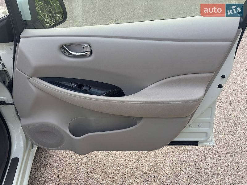 Хэтчбек Nissan Leaf 2012 в Южноукраинске