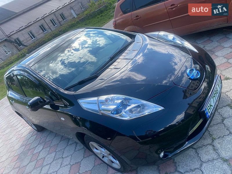 Хэтчбек Nissan Leaf 2015 в Дубровице