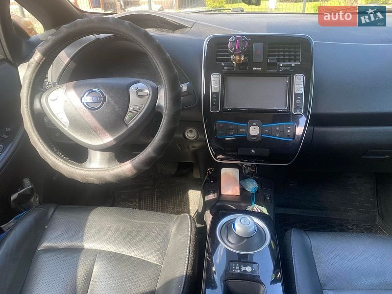 Хэтчбек Nissan Leaf 2015 в Дубровице