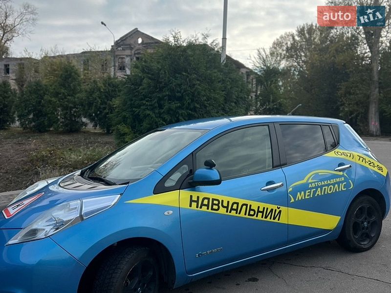 Хэтчбек Nissan Leaf 2011 в Каменском