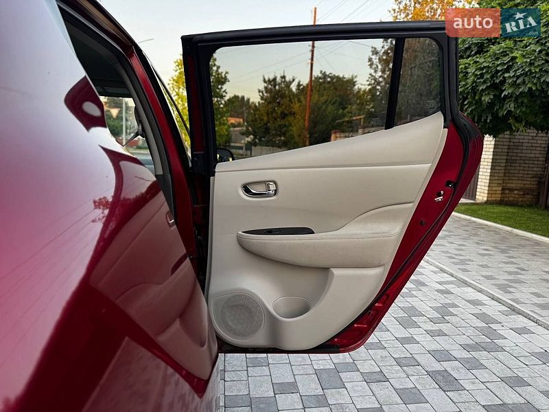 Хэтчбек Nissan Leaf 2012 в Запорожье