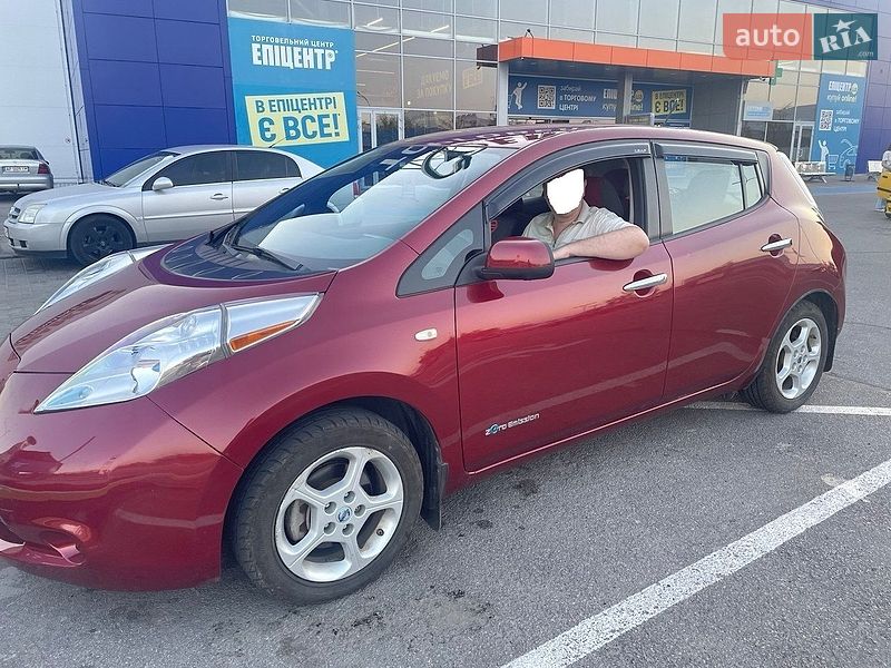 Хэтчбек Nissan Leaf 2013 в Запорожье