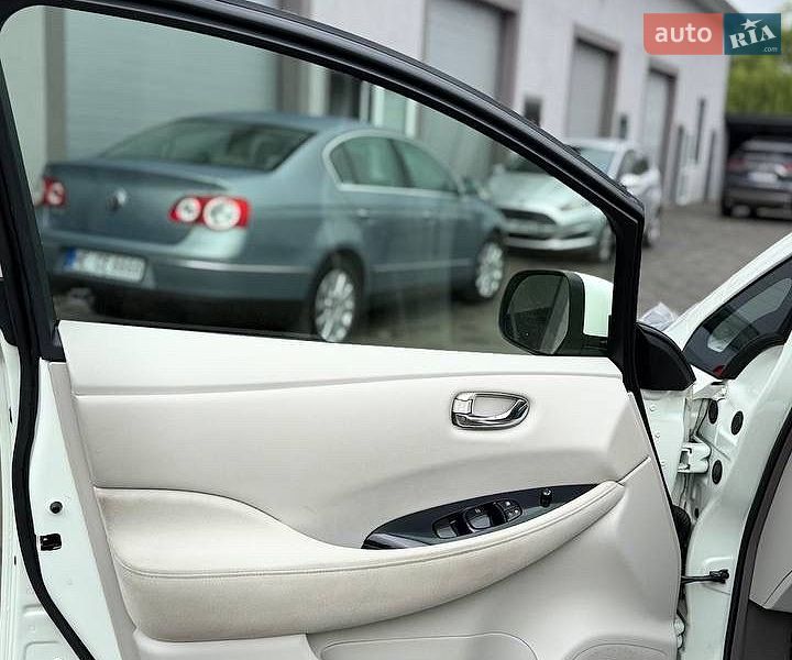 Хэтчбек Nissan Leaf 2011 в Трускавце