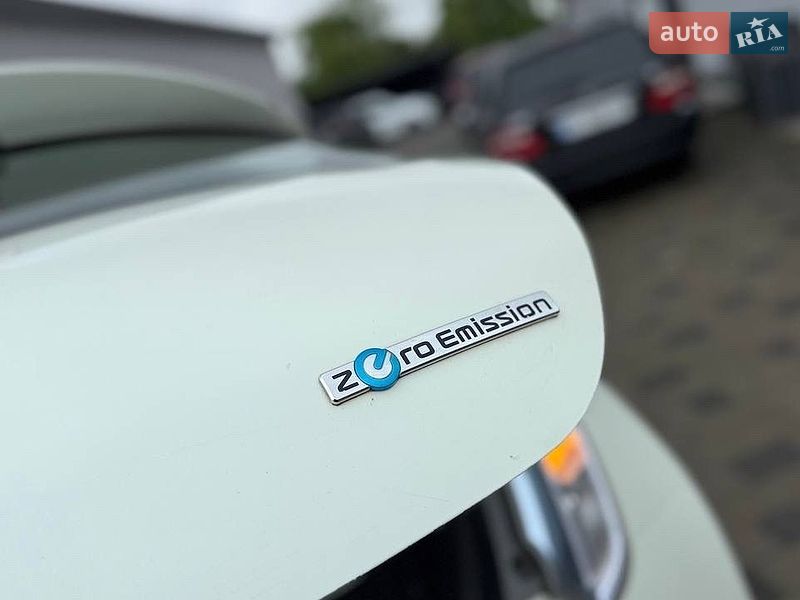 Хэтчбек Nissan Leaf 2011 в Трускавце