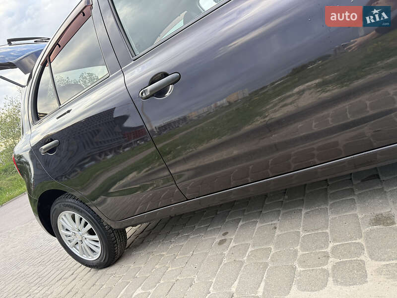 Хэтчбек Nissan March 2012 в Львове