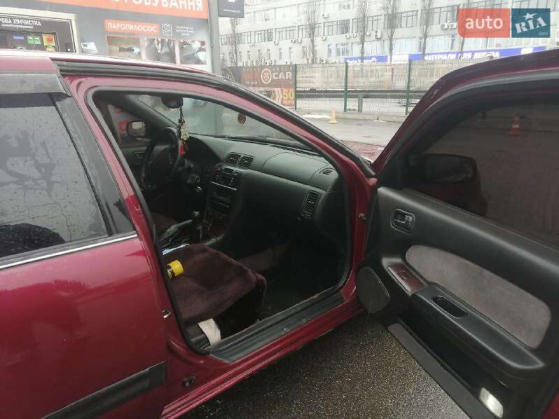 Седан Nissan Maxima 1996 в Києві