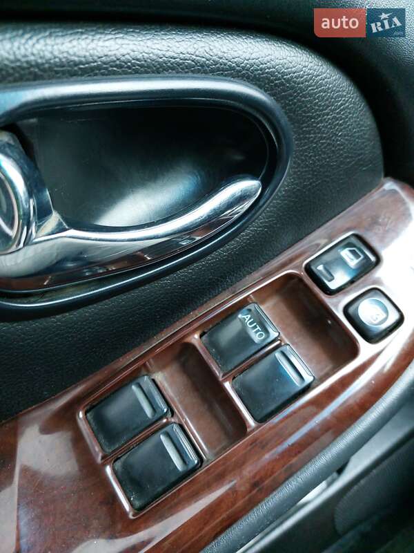 Седан Nissan Maxima 2001 в Ужгороде