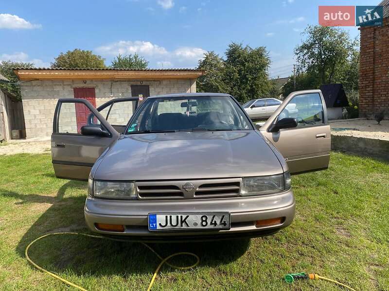 Седан Nissan Maxima 1992 в Луцьку