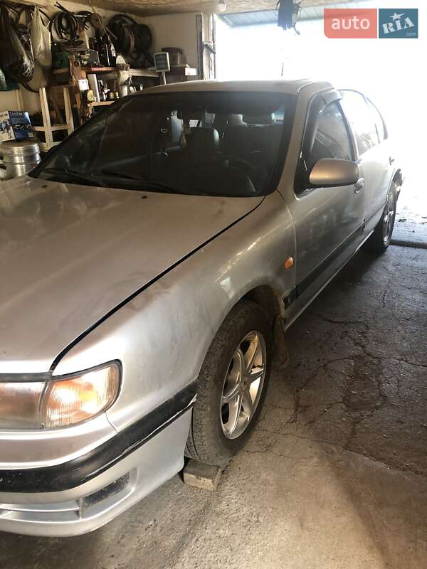 Седан Nissan Maxima 1995 в Ізмаїлі