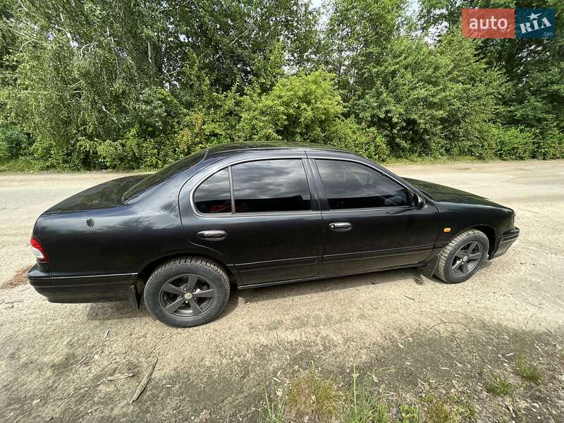 Седан Nissan Maxima 2000 в Сарнах