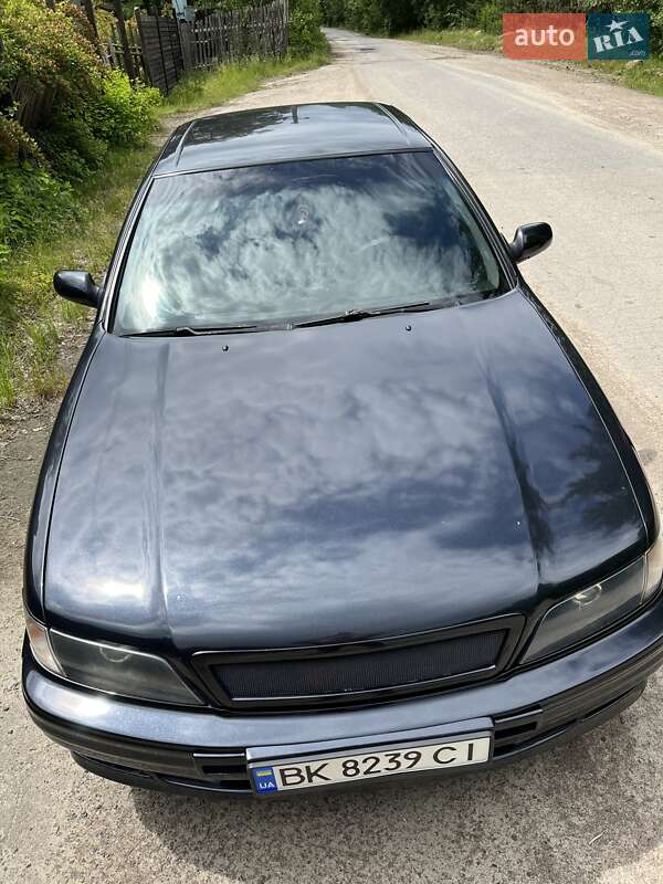 Седан Nissan Maxima 2000 в Сарнах