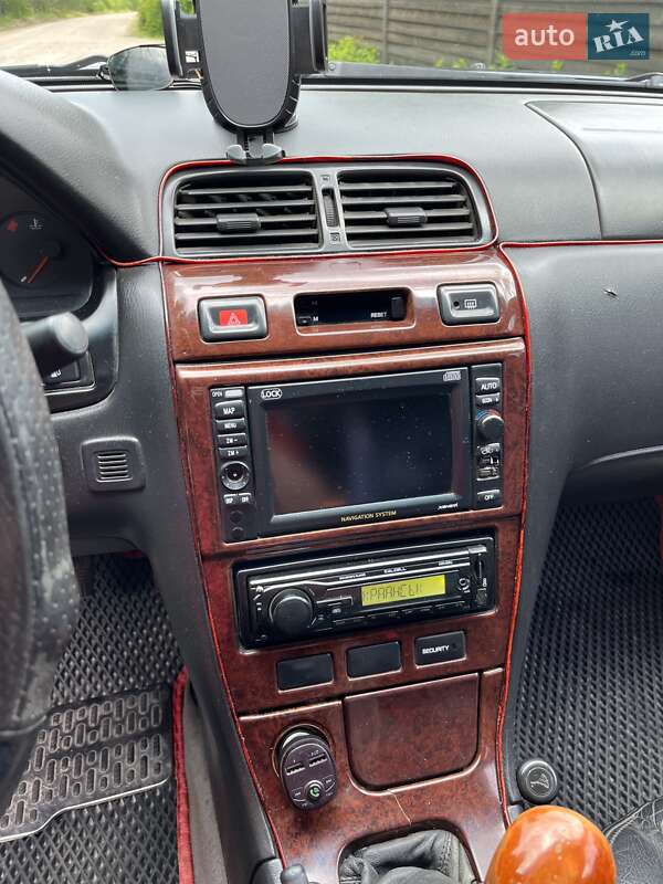 Седан Nissan Maxima 2000 в Сарнах