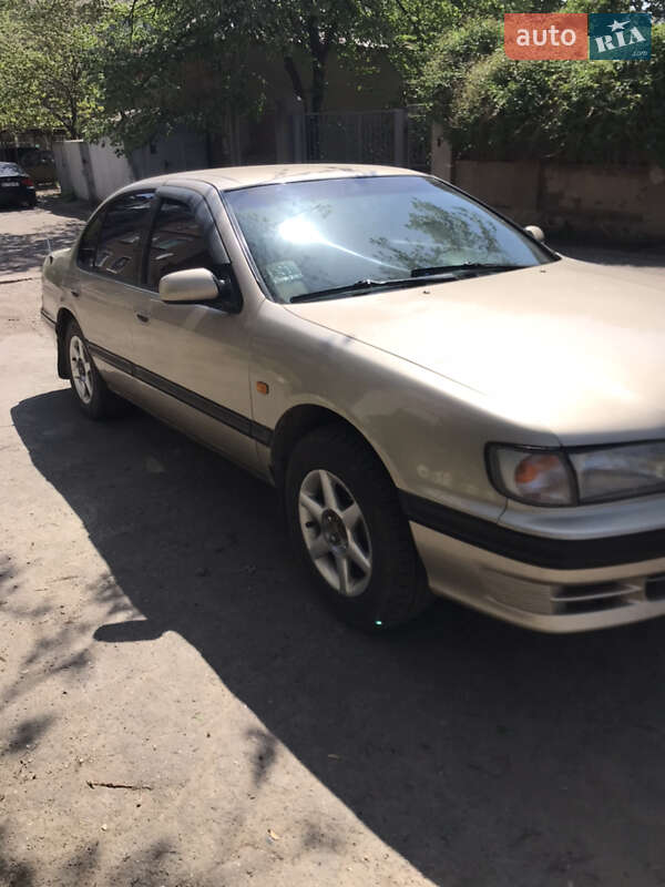 Седан Nissan Maxima 1996 в Рени