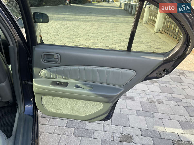 Седан Nissan Maxima 1998 в Днепре