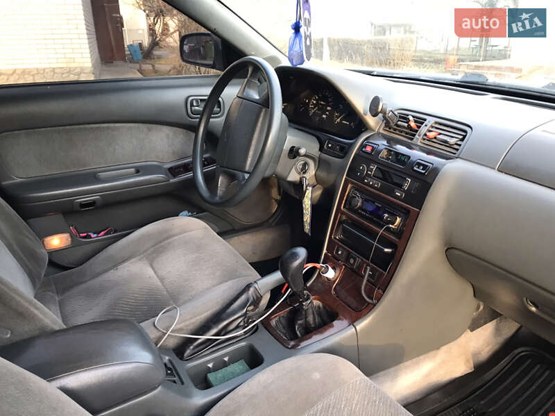 Седан Nissan Maxima 1998 в Гайвороні