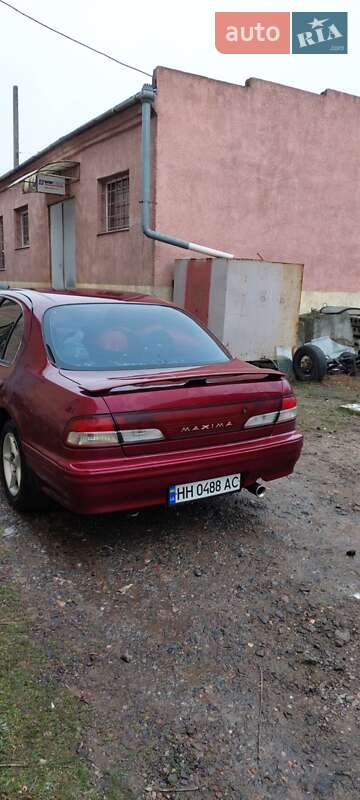 Седан Nissan Maxima 1995 в Дачном