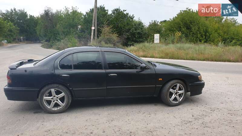 Седан Nissan Maxima 1996 в Днепре