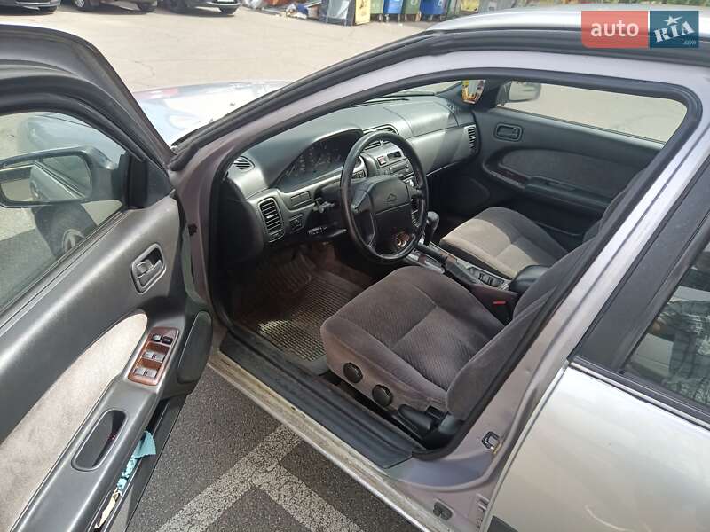 Седан Nissan Maxima 1996 в Києві