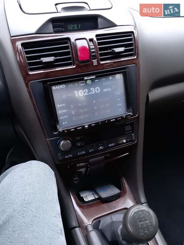 Седан Nissan Maxima 2002 в Понинке