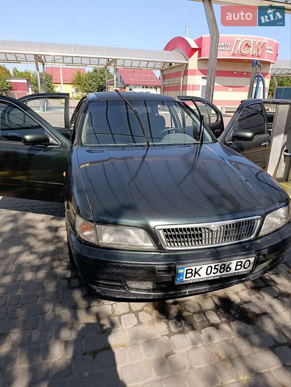 Седан Nissan Maxima 1997 в Ровно