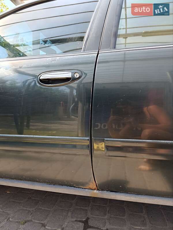 Седан Nissan Maxima 1997 в Ровно