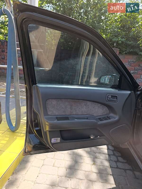 Седан Nissan Maxima 1997 в Ровно