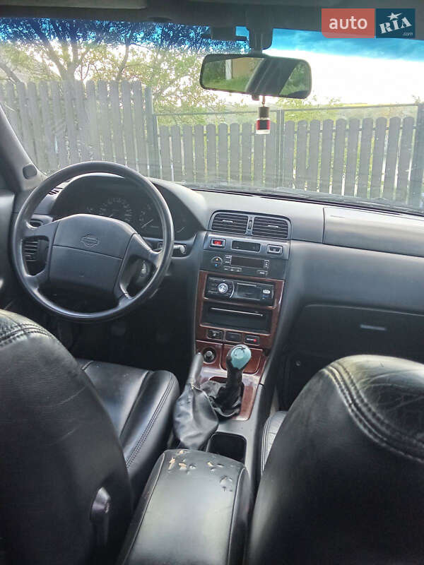Седан Nissan Maxima 1997 в Окнах