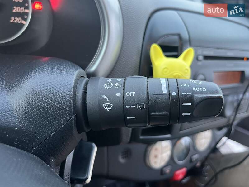 Хетчбек Nissan Micra 2006 в Чернівцях