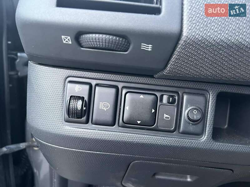 Хетчбек Nissan Micra 2006 в Чернівцях