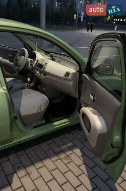 Хетчбек Nissan Micra 2004 в 