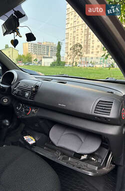 Хэтчбек Nissan Micra 2010 в 