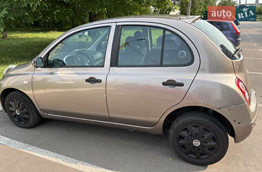 Хэтчбек Nissan Micra 2010 в 