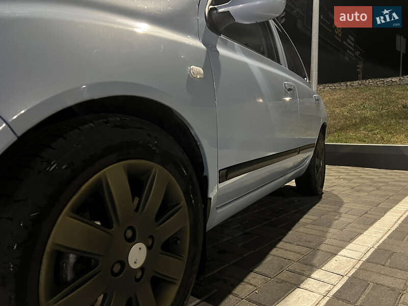 Хэтчбек Nissan Micra 2005 в Киеве