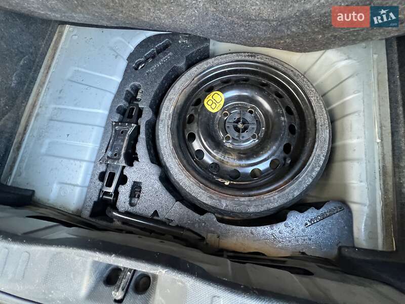 Хэтчбек Nissan Micra 2006 в Киеве