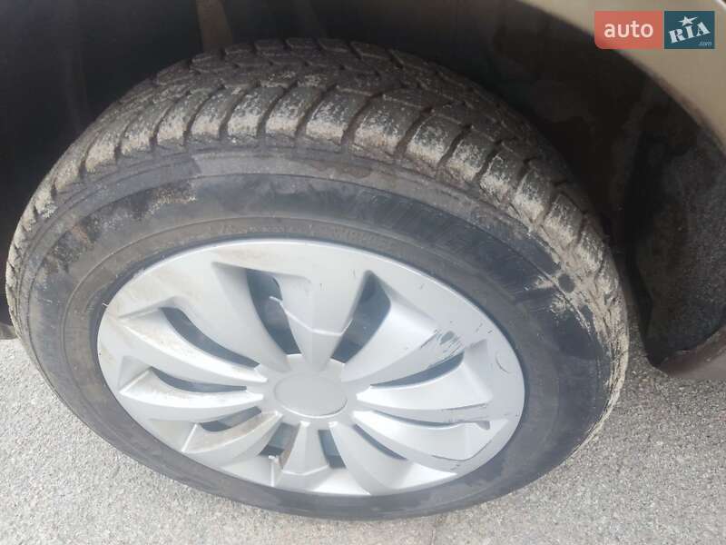 Хетчбек Nissan Micra 2007 в Десні