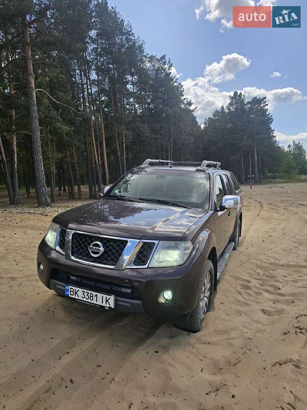 Пикап Nissan Navara 2012 в Сарнах