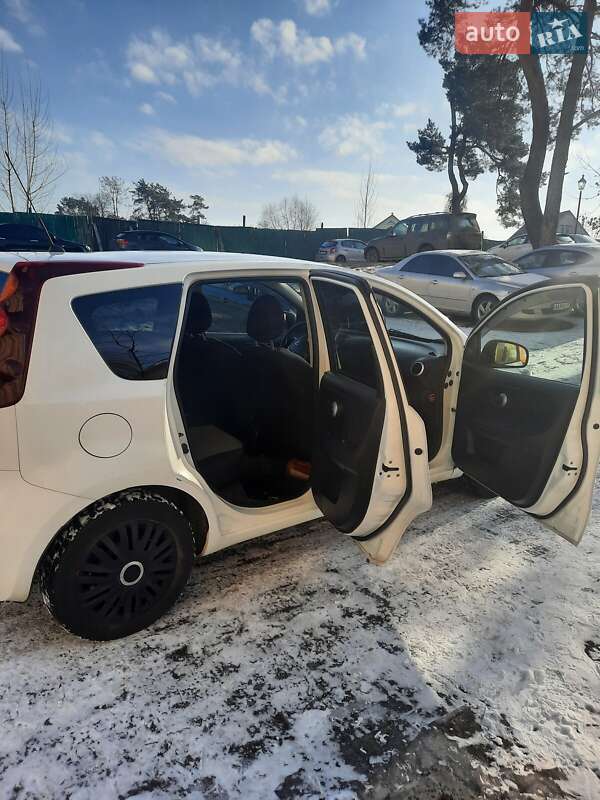 Хетчбек Nissan Note 2010 в Сарнах