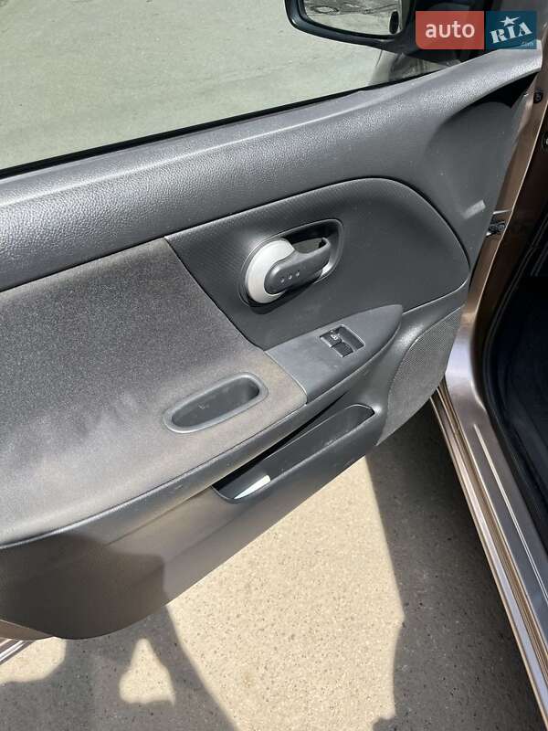 Хэтчбек Nissan Note 2012 в Бобрке