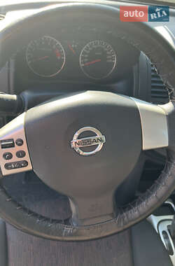 Хэтчбек Nissan Note 2010 в 