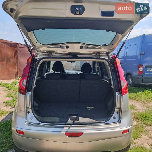 Хэтчбек Nissan Note 2012 в Чуднове