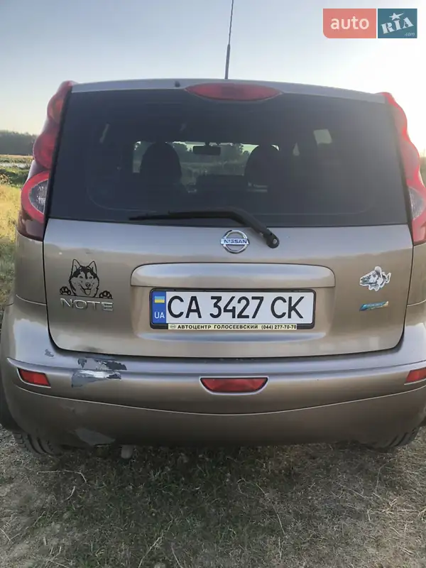 Хэтчбек Nissan Note 2010 в 