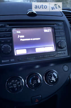 Хэтчбек Nissan Note 2010 в 