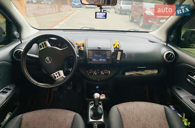 Хэтчбек Nissan Note 2010 в 
