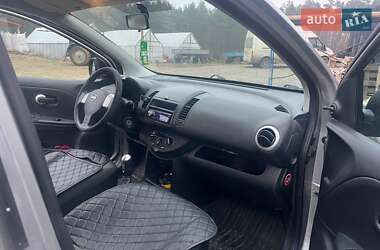 Хэтчбек Nissan Note 2010 в 