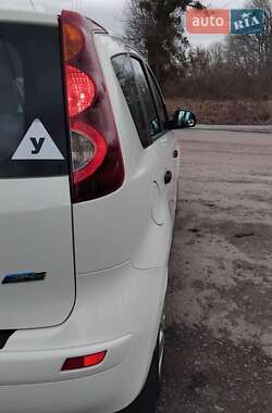 Хэтчбек Nissan Note 2011 в 