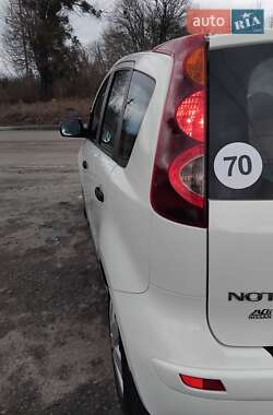 Хэтчбек Nissan Note 2011 в 