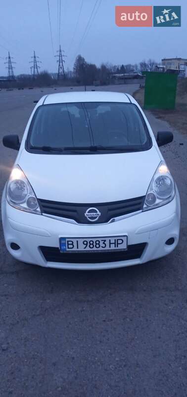 Хэтчбек Nissan Note 2011 в 