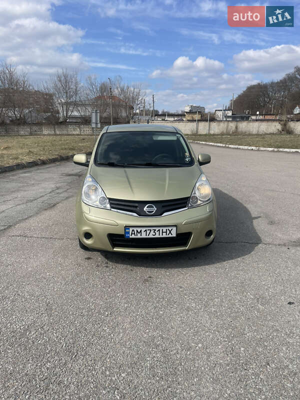 Хэтчбек Nissan Note 2009 в 